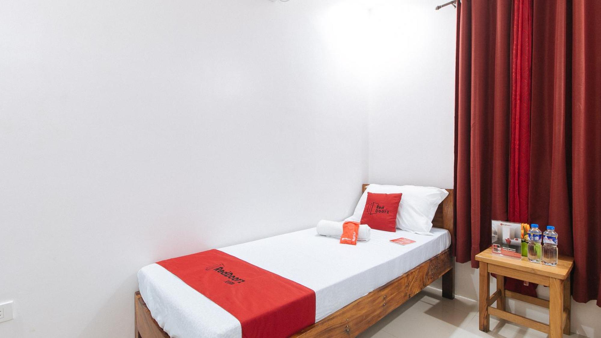 Reddoorz Plus @ Jollydays Hotel Nueva Ecija San Jose  Екстер'єр фото